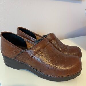 LL Bean Brown Floral Embossed Tooled Leather Slip On Clogs Shoes Womens Size 9.5